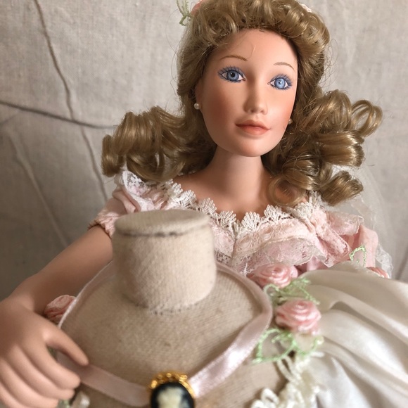 Vintage bride doll from Ashton-Drake Galleries - Picture 2 of 6